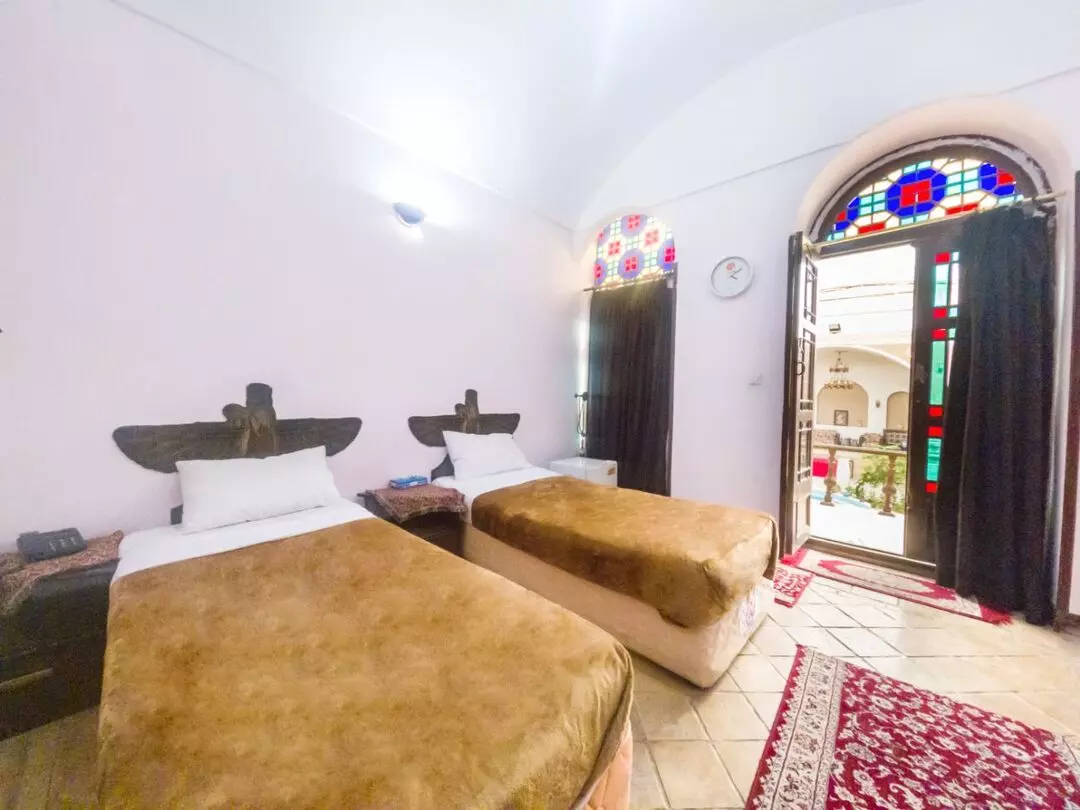 اتاق سه تخته هتل سنتی رز یزد
